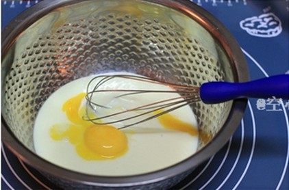 小鸡烧果子,将蛋黄和炼乳拌匀