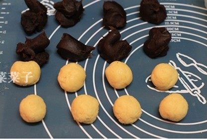 小鸡烧果子,放入冰箱冷藏松弛30分钟;取出切割为25克一个的小面团,搓圆了撒一点手粉防粘。豆沙馅取30克一个,同样搓圆,备用