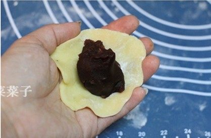小鸡烧果子,用手把面团压扁,包入豆沙馅,收口捏紧