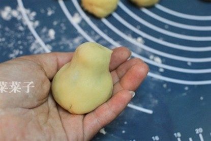 小鸡烧果子,包好后,把面团搓成葫芦形,略小的一部分作为小鸡的头,捏出一个尖嘴