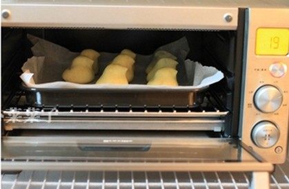 小鸡烧果子,放入预热好的烤箱中层进行烘焙,170度,上下火,20分钟