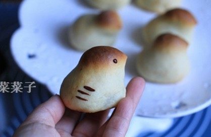 小鸡烧果子,放凉后,融化一些黑巧克力,画上眼睛、翅膀部位,一只萌鸡就完成啦