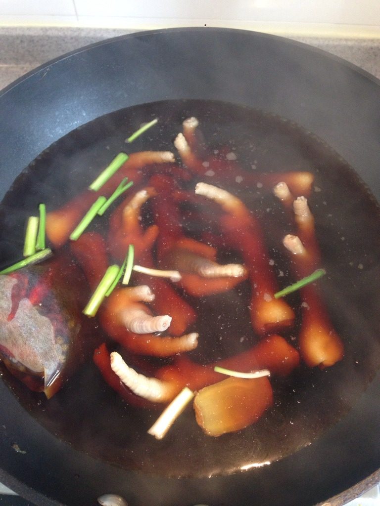 停不下来的鸡爪,锅里倒水莫过鸡爪 加入香料包 生抽 老抽 料酒 <a style='color:red;display:inline-block;' href='/shicai/ 866'>冰糖</a> 大火煮开后转小伙 待汤汁煮干