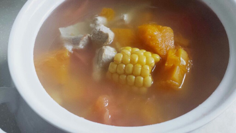 鲜蔬瘦肉汤,20分钟后加少许盐即可出锅。