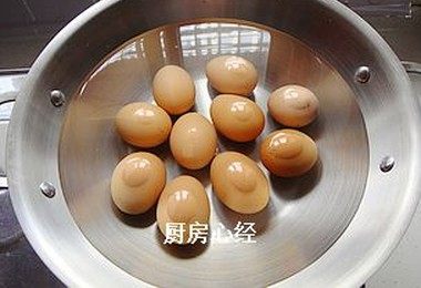 虎皮凉鸡蛋,鸡蛋凉水下锅,中小火煮5分钟,关火后再浸泡20分钟,然后再剥壳。