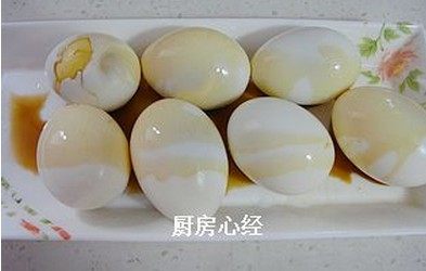 虎皮凉鸡蛋,鸡蛋放入容器中,用极少的生抽腌制5分钟。