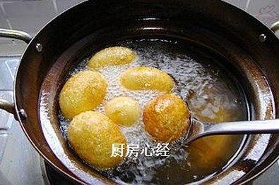 虎皮凉鸡蛋,用八成热的油温,炸鸡蛋,金黄色捞出放入容器中。