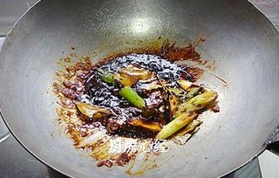 虎皮凉鸡蛋,锅中放油,爆香葱姜,煸香郫县豆瓣酱,甜面酱。