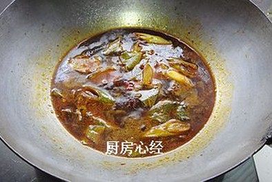 虎皮凉鸡蛋,冲入开水,煮开1分钟后,关火。