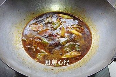 虎皮凉鸡蛋,冲入开水，煮开1分钟后，关火。