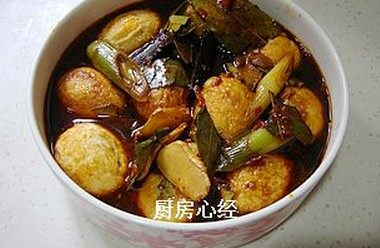 虎皮凉鸡蛋,将卤汁倒入鸡蛋中,自然冷却后,放入冰箱冷藏,随吃随拿。