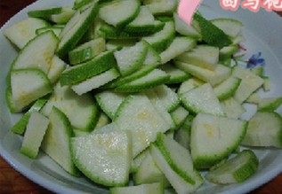 素炒西葫芦,<a style='color:red;display:inline-block;' href='/shicai/ 89994'>小番茄</a>洗净，对半切开，<a style='color:red;display:inline-block;' href='/shicai/ 66'>西葫芦</a>洗净后切成片，<a style='color:red;display:inline-block;' href='/shicai/ 233'>木耳</a>提前泡发。