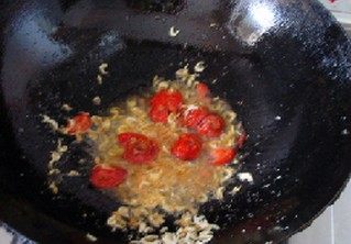 素炒西葫芦,锅中注入油，下入小番茄翻炒，再加入<a style='color:red;display:inline-block;' href='/shicai/ 288'>虾皮</a>炒香。