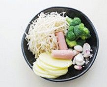大酱烤杂菜,蔬菜洗净,控干水分,火腿肠改刀,土豆切片后泡水中待用
