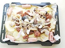 大酱烤杂菜,在蔬菜上摆上肉、火腿肠、墨鱼腿,最后放大蒜