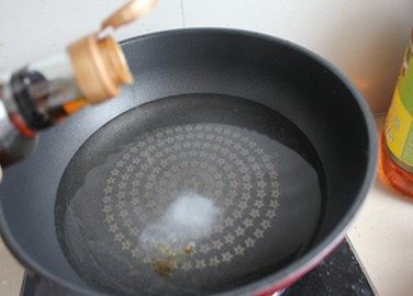 响油芦笋,锅内烧开水，放入少许盐，几滴油。