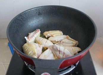 香菇焖鸡翅,锅内倒油,烧热,放入鸡翅中,煸炒翅中表面金黄