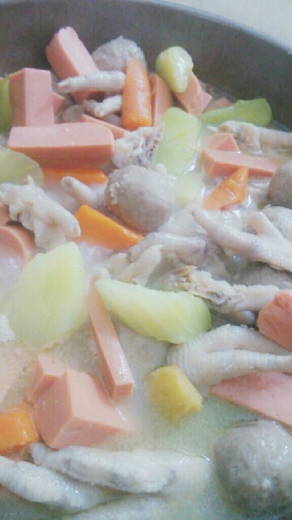 莴笋清烧鸡爪,倒入油，加入生姜，蒜，炒香后倒入<a style='color:red;display:inline-block;' href='/shicai/ 89'>鸡爪</a>，炒5-10分钟，倒入莴笋，胡萝卜块，炒2-3分钟，加入适当水，放盐，烧开，莴笋快要好时，倒入已准备好的丸子，最后快要好时，倒入切好的火腿肠。起锅前家味精鸡精。