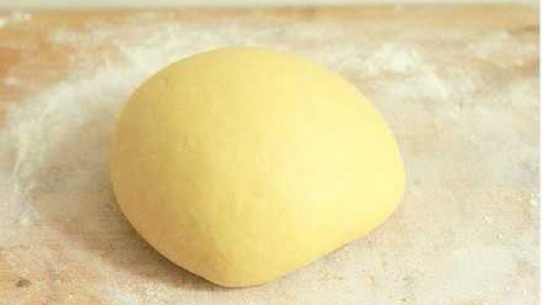沙琪玛,3.调成稍硬面团稍醒,再揉匀