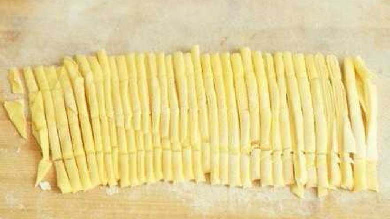 沙琪玛,6.切成2寸长的小条