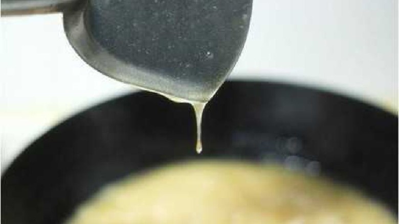 沙琪玛,12.煮至用铲子掂起,两三滴挂丝时,加入油再小煮一会,关火,把面条倒入拌匀