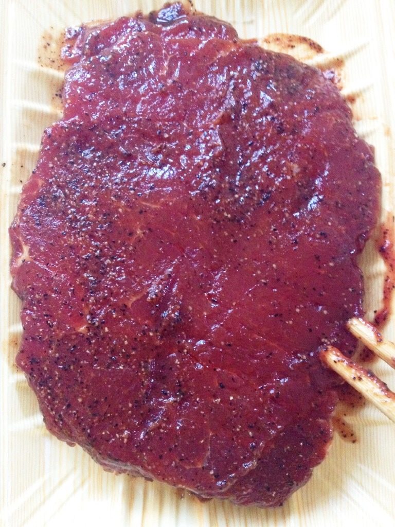 黑椒牛排,取新鲜<a style='color:red;display:inline-block;' href='/shicai/ 217'>牛排</a>,用适量淀粉,鸡精,盐,黑胡椒粉,十三香把它腌起来待用