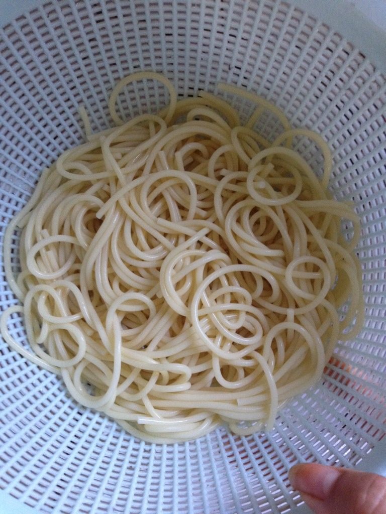 黑椒牛排,水量是所煮意大利面的八倍左右,边煮边用筷子搅拌,以防面条粘连,大概需要13分钟,然后过冷水成备用面