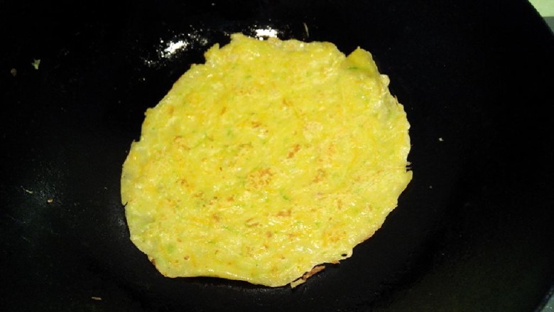 西葫芦胡萝卜鸡蛋饼,坐锅，加一点油，舀一勺面糊，摊开，摊至两面金黄，即可出锅了。