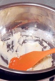 轻乳酪蛋糕,把奶油乳酪放入一个不锈钢盆,隔热水搅拌至丝滑状态