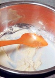 轻乳酪蛋糕,把牛奶A倒入奶油乳酪,用手动打蛋器搅拌均匀