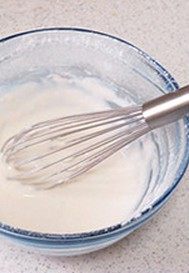 轻乳酪蛋糕,低筋粉筛入牛奶B中,用力搅拌至均匀