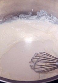 轻乳酪蛋糕,把“步骤3”倒入“步骤2”。隔热水用手动打蛋器搅拌至划过痕迹不会马上消失,离开热水,继续搅拌均匀
