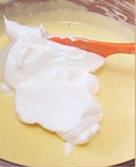 轻乳酪蛋糕,把奶酪糊用手动打蛋器再打一下防止沉底不均匀,取1/3打发的蛋白霜放入奶酪糊中,用刮刀搅拌