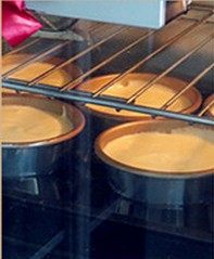 轻乳酪蛋糕,烤盘放入烤箱中层。烤箱提前预热180度,入炉转150度,烤 80—90分钟,要观察上色