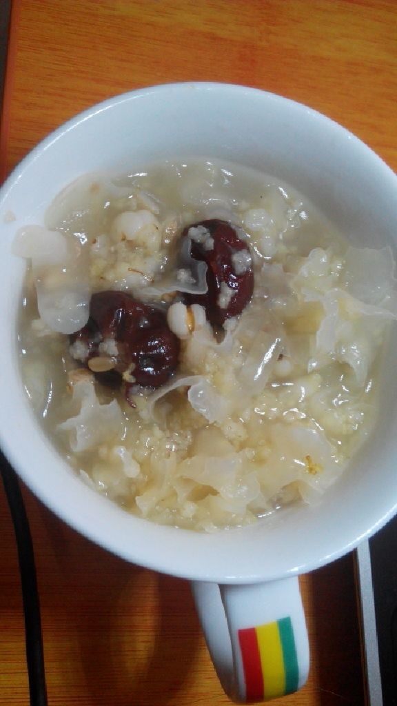 银耳养生减肥粥,洗净后放入电饭锅中，倒入开水