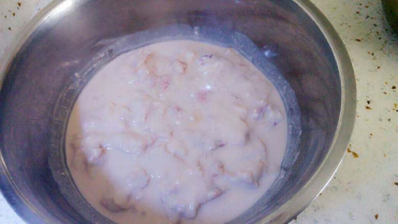 酥肉炖粉条,<a style='color:red;display:inline-block;' href='/shicai/ 434'>排骨</a>加老家自制的红薯粉或生粉，量要多，盖住<a style='color:red;display:inline-block;' href='/shicai/ 434'>排骨</a>底色。加料酒少量盐。