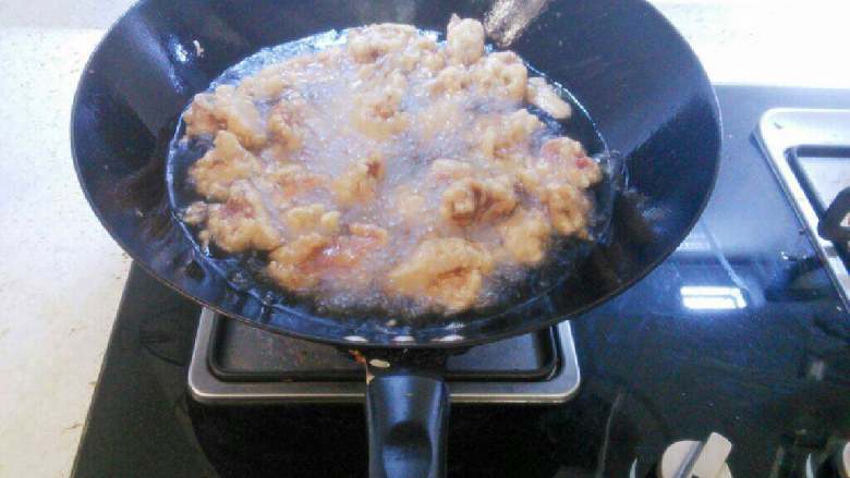 酥肉炖粉条,锅里加入半锅菜籽油，七成热，一块一块地放入排骨油炸，降低油温炸至酥软。油加热八成热，把排骨表面炸脆并变的金黄，即名酥肉。