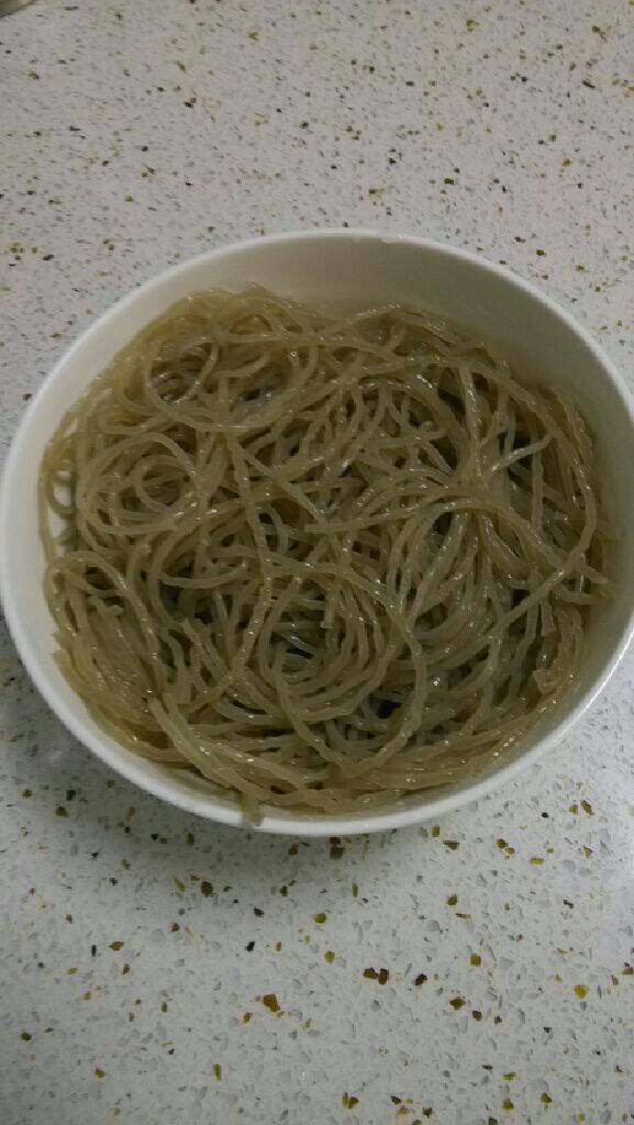 酥肉炖粉条,提前将<a style='color:red;display:inline-block;' href='/shicai/ 525'>粉条</a>用水泡软