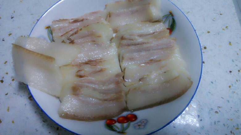 甜烧白(蒸糯米饭),肥肉煮熟切片，这一片是由两个薄片组成，底部的皮是一个整体。方便待会夹入<a style='color:red;display:inline-block;' href='/shicai/ 6517'>豆沙</a>馅 