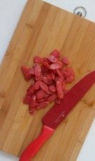 杂蔬炒熏肠 ,彩椒切菱形、胡萝卜切片,香葱切碎,熏肠45°切片