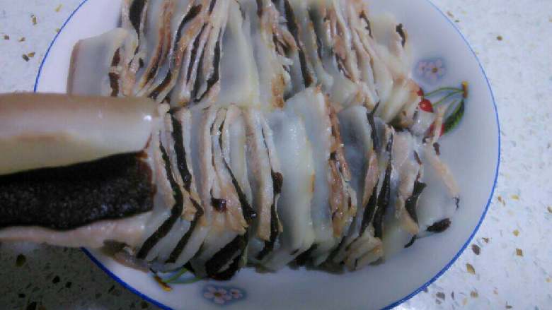 甜烧白(蒸糯米饭),肥肉片中夹入切成薄片的豆沙馅。并皮朝下摆放盘中。