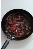杂蔬炒熏肠 ,热锅,少许油,煸炒熏肠