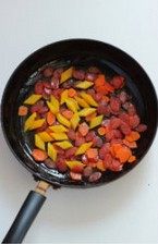 杂蔬炒熏肠 ,加入彩椒,除鸡精以外的所有调料放入翻炒