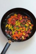 杂蔬炒熏肠 ,放入切碎的葱花、鸡精,提味出锅