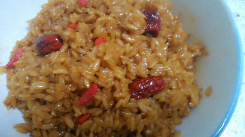 甜烧白(蒸糯米饭),<a style='color:red;display:inline-block;' href='/shicai/ 498'>糯米</a>泡一晚上变软，沥干。两种口味，自行选择。一是加入少许<a style='color:red;display:inline-block;' href='/shicai/ 882'>红糖</a><a style='color:red;display:inline-block;' href='/shicai/ 2470'>红枣</a>枸杞的<a style='color:red;display:inline-block;' href='/shicai/ 882'>红糖</a>味<a style='color:red;display:inline-block;' href='/shicai/ 498'>糯米</a>饭。