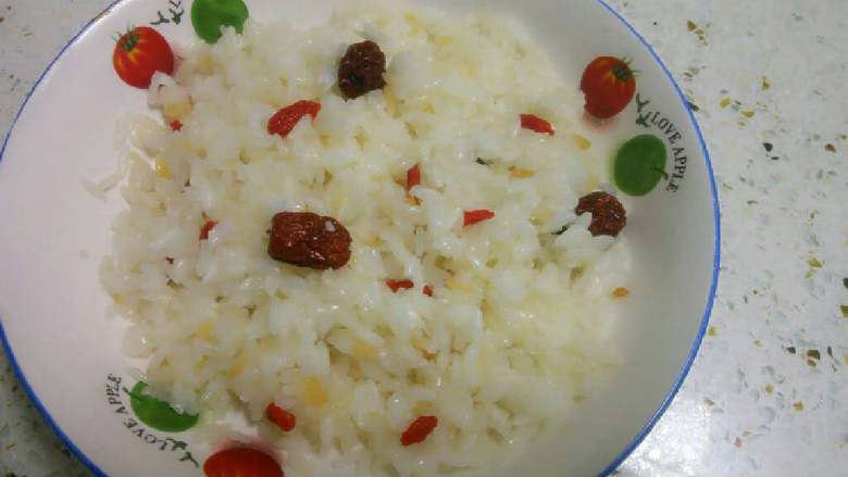 甜烧白(蒸糯米饭),二是加入白糖红枣枸杞拌匀的白色糯米饭。