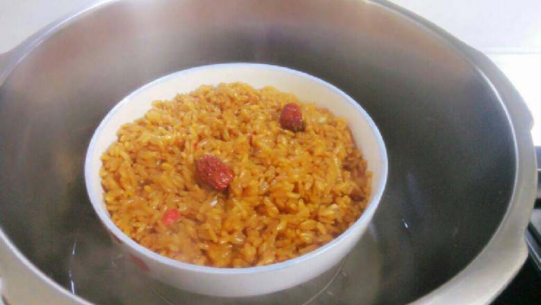 甜烧白(蒸糯米饭),分别将两种糯米饭放在肥肉和冬瓜夹沙上面。