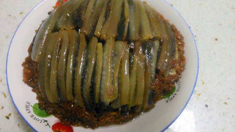 甜烧白(蒸糯米饭),出锅后，在蒸好的盘上盖上一个大一点的盘子或碗。上下翻转，肥肉夹沙和冬瓜夹沙就翻到糯米饭的上面了，两个字，漂亮！