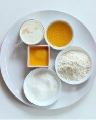 果酱甜甜圈,黄油融化;酵母泡在温热的牛奶中