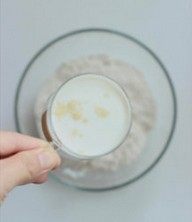果酱甜甜圈,高筋面粉倒入一个大碗中,牛奶酵母缓慢倒入面粉中